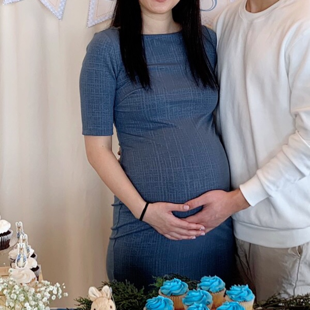 A lea in the pod maternity dress